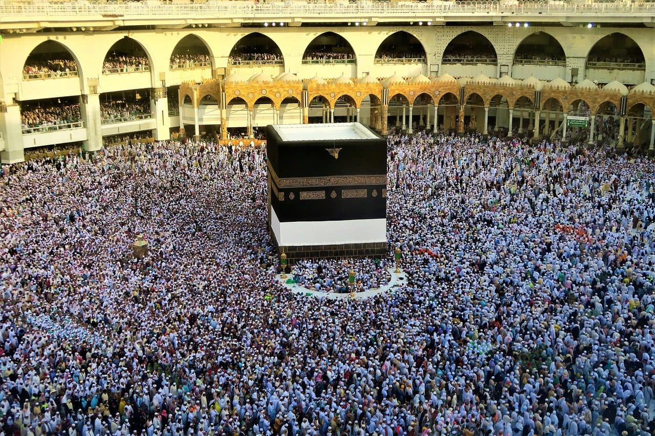 Multidão de fiéis reunida ao redor da Kaaba na mesquita de Meca