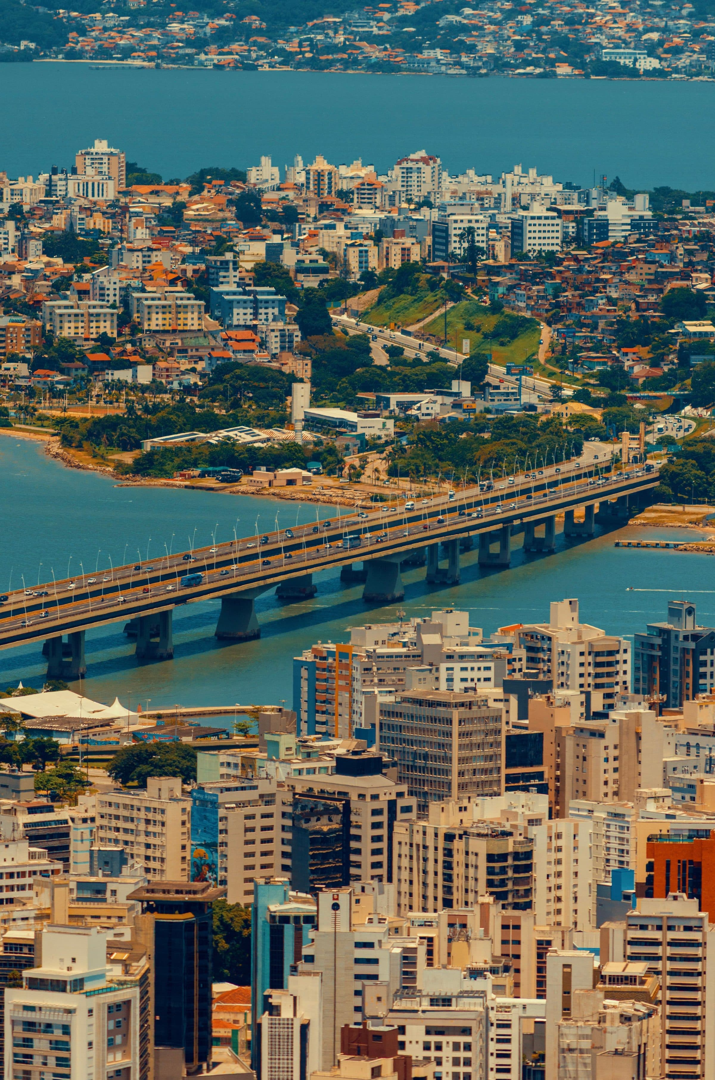 Vista aérea da orla e da paisagem urbana de Florianópolis com sua famosa ponte