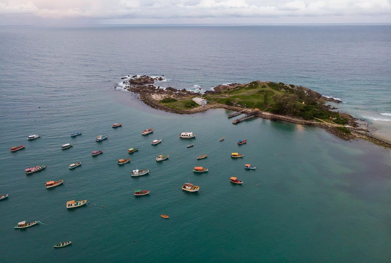 Barcos de pesca flutuando no mar na costa de Florianópolis
