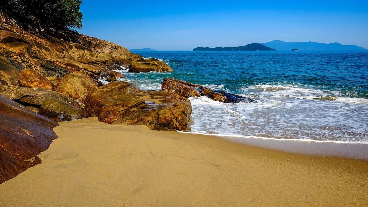 Paisagem costeira com vista para a praia e o mar em Ubatuba