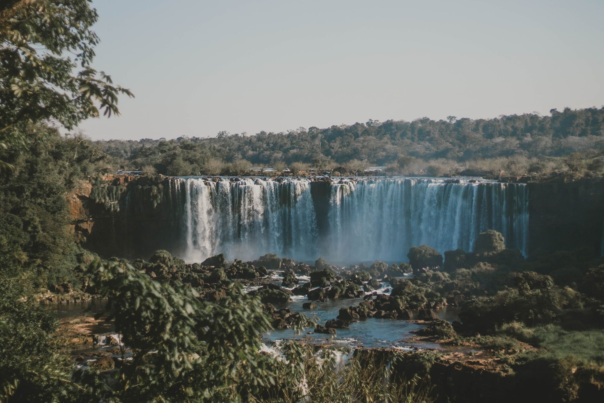As Cataratas do Iguaçu cercadas por floresta em um dia ensolarado
