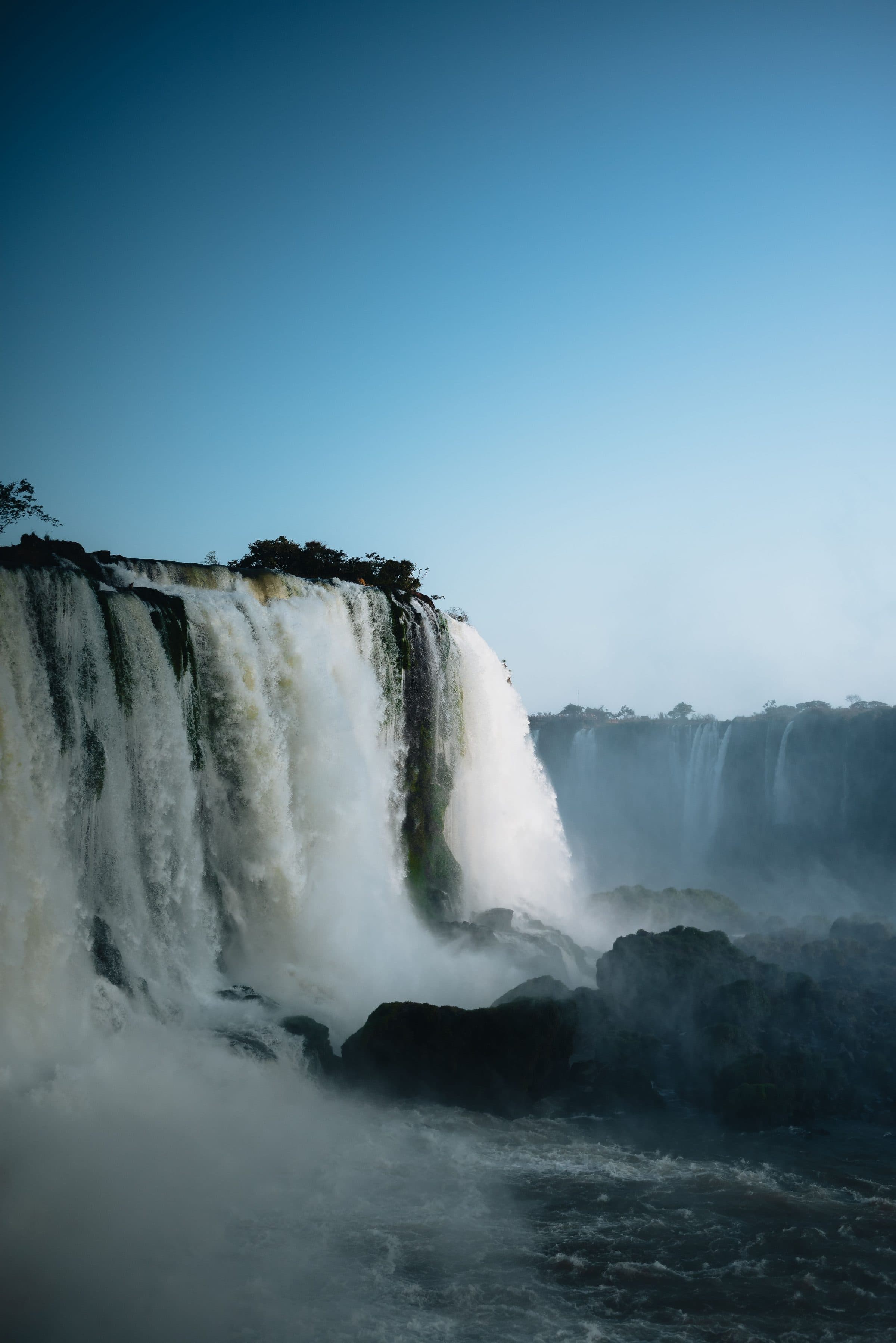 Quedas d'água das Cataratas do Iguaçu em Foz do Iguaçu em um dia de céu claro