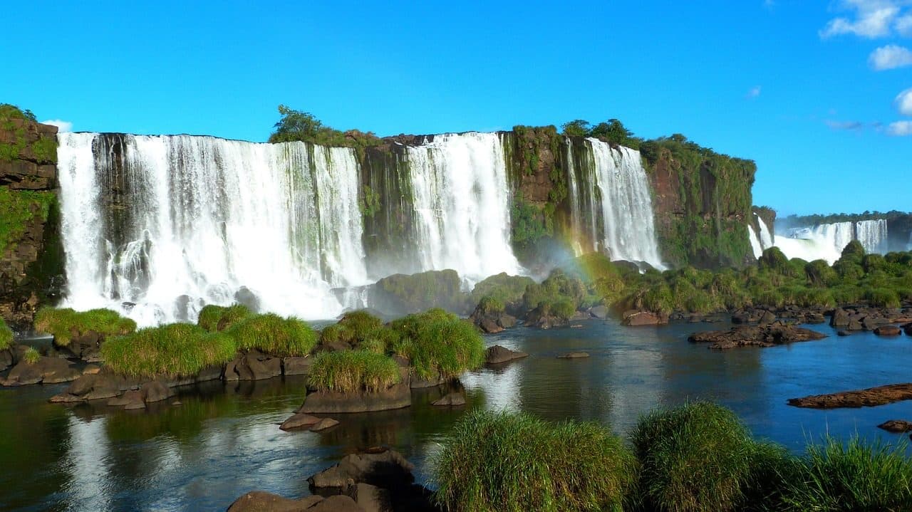 Vista das quedas d'água das Cataratas do Iguaçu cercadas pela natureza