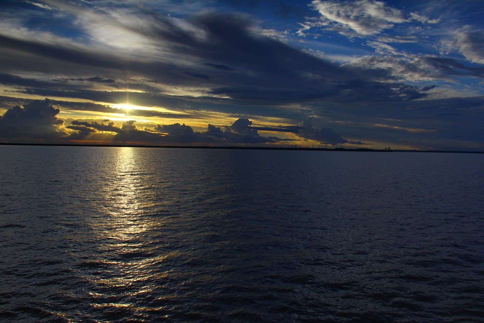 Pôr do sol sobre o lago de Itaipu em Foz do Iguaçu