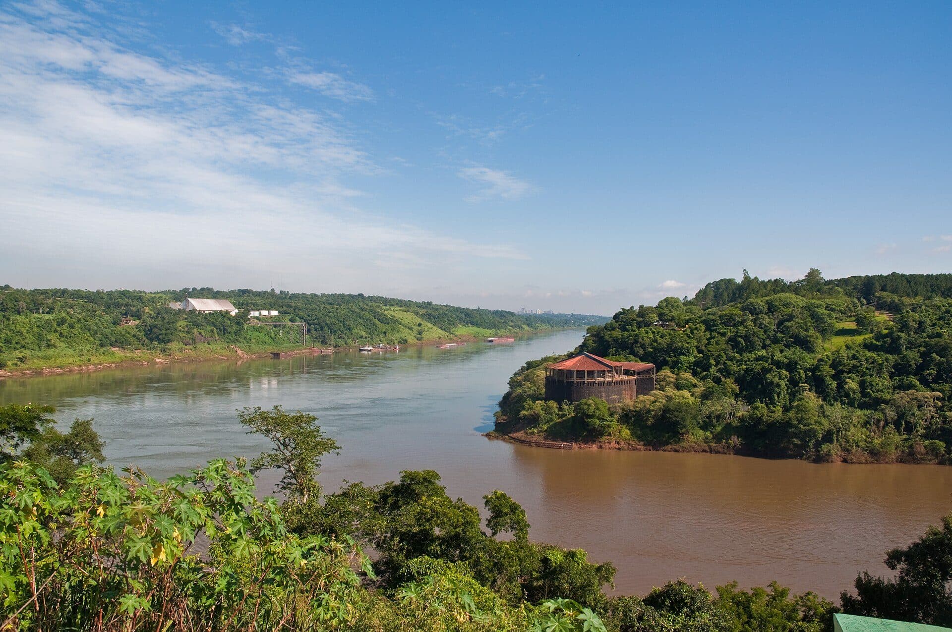 Confluência dos rios Iguaçu e Paraná em Puerto Iguazú, na Argentina