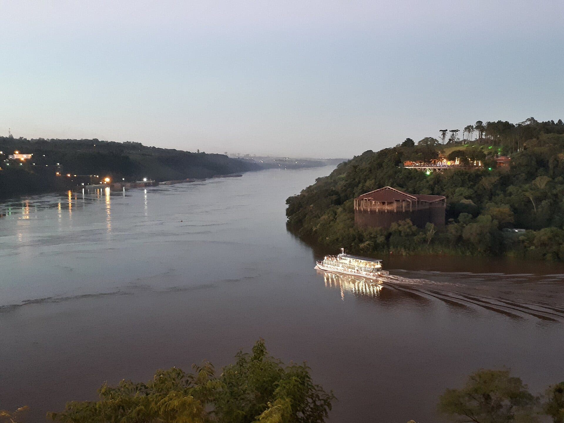 Vista panorâmica das águas na foz do Rio Iguaçu