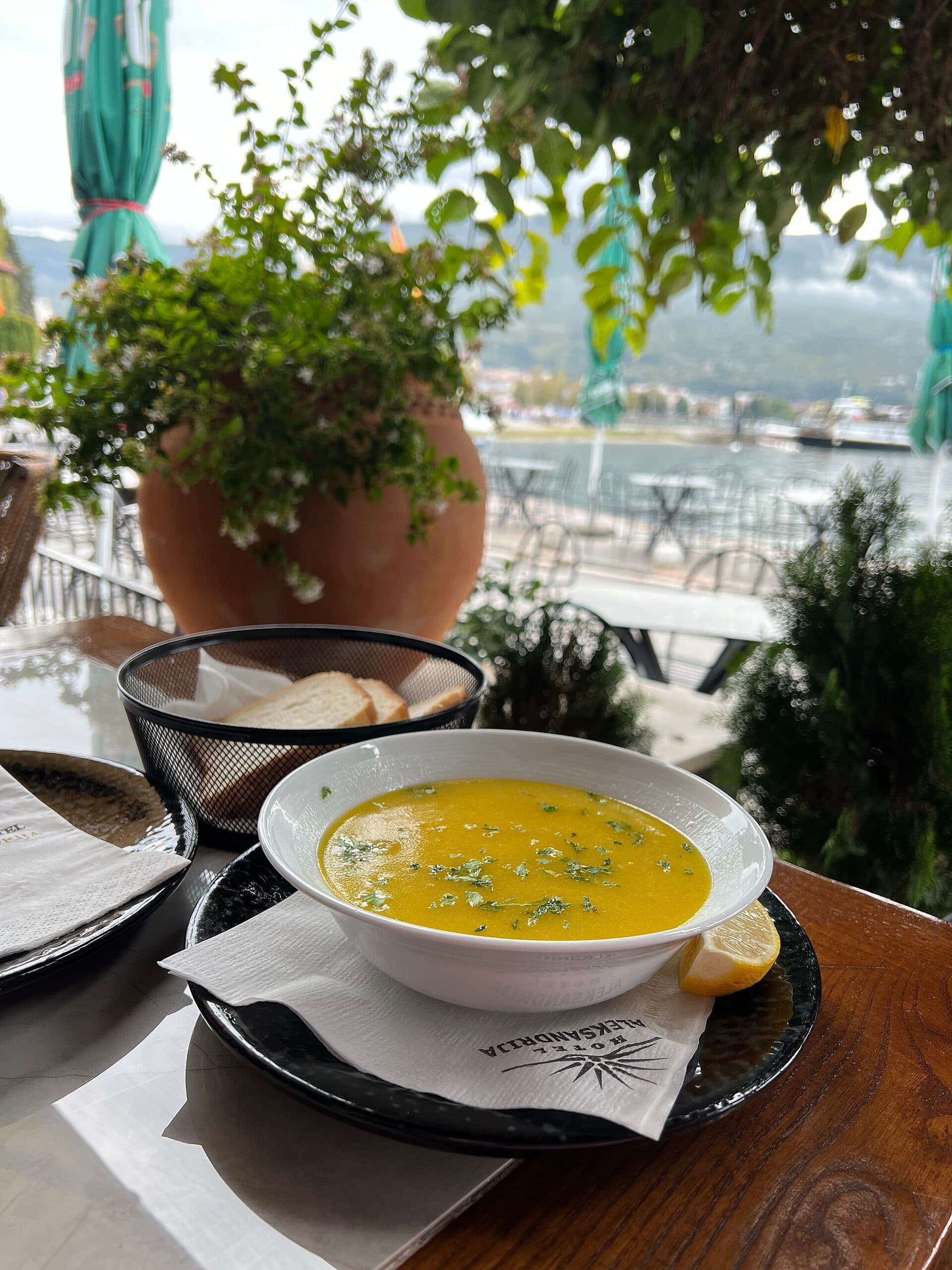 Tigela com sopa de peixe tradicional servida em Ohrid