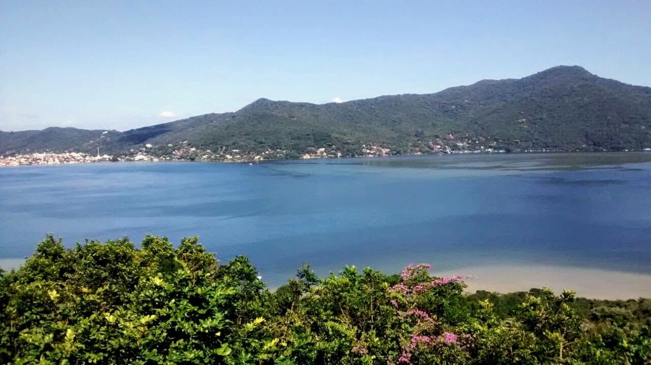 Vista panorâmica da Lagoa da Conceição em Florianópolis