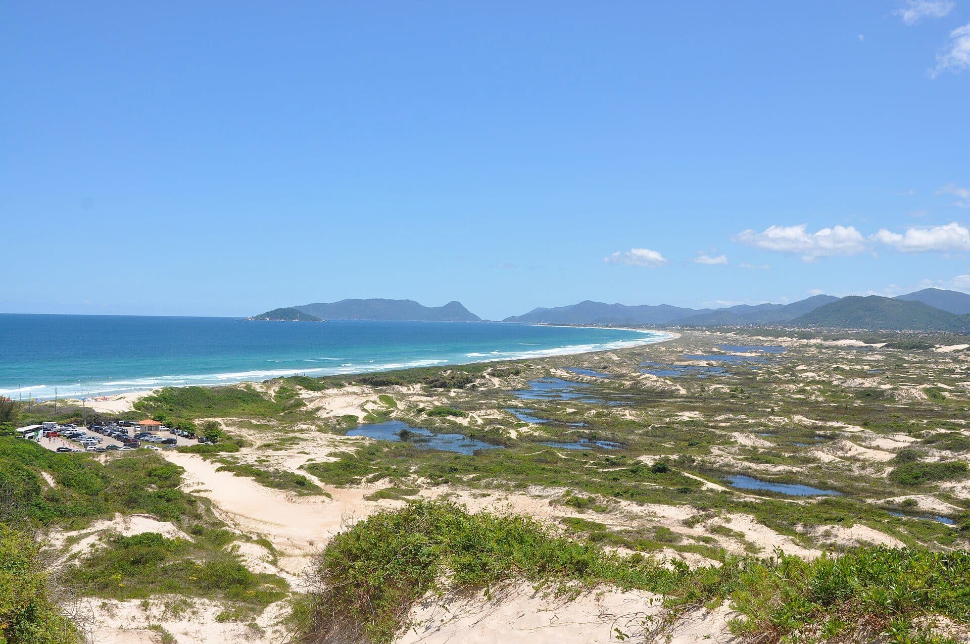 Vista das dunas de areia na Praia da Joaquina
