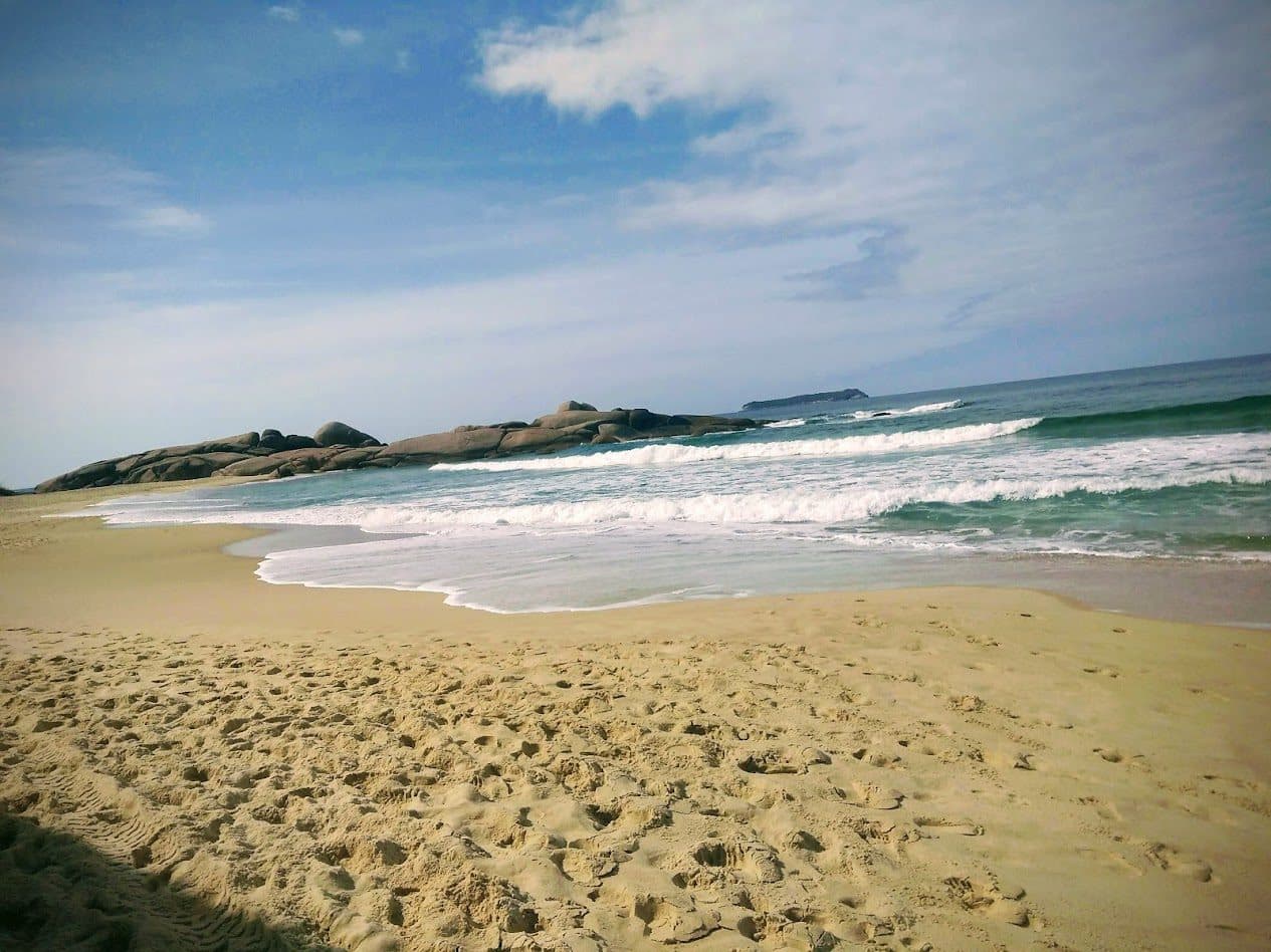 Vista da faixa de areia e do mar na Praia Mole em Florianópolis