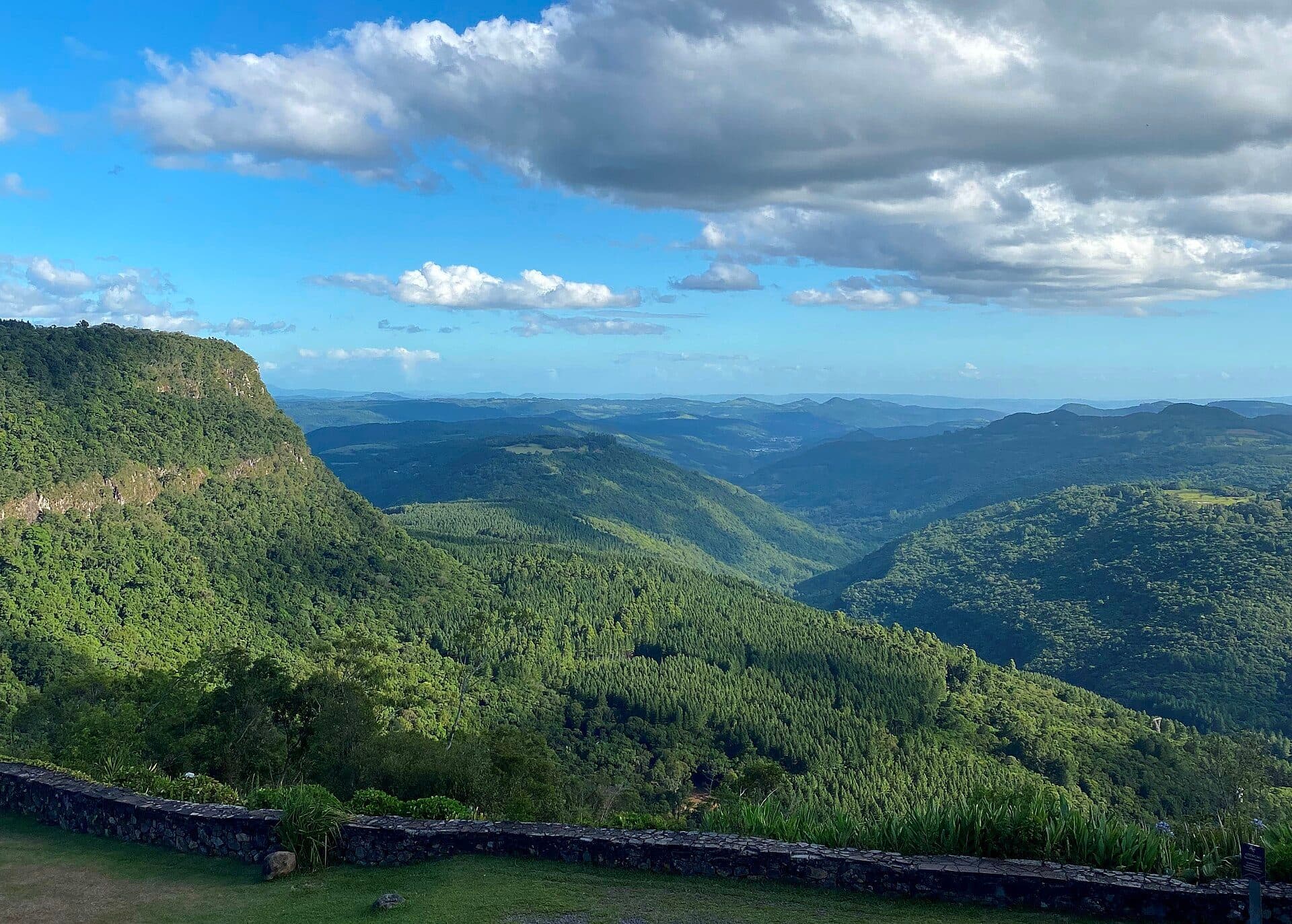 Vista panorâmica do Vale do Quilombo com relevo e vegetação na Serra Gaúcha