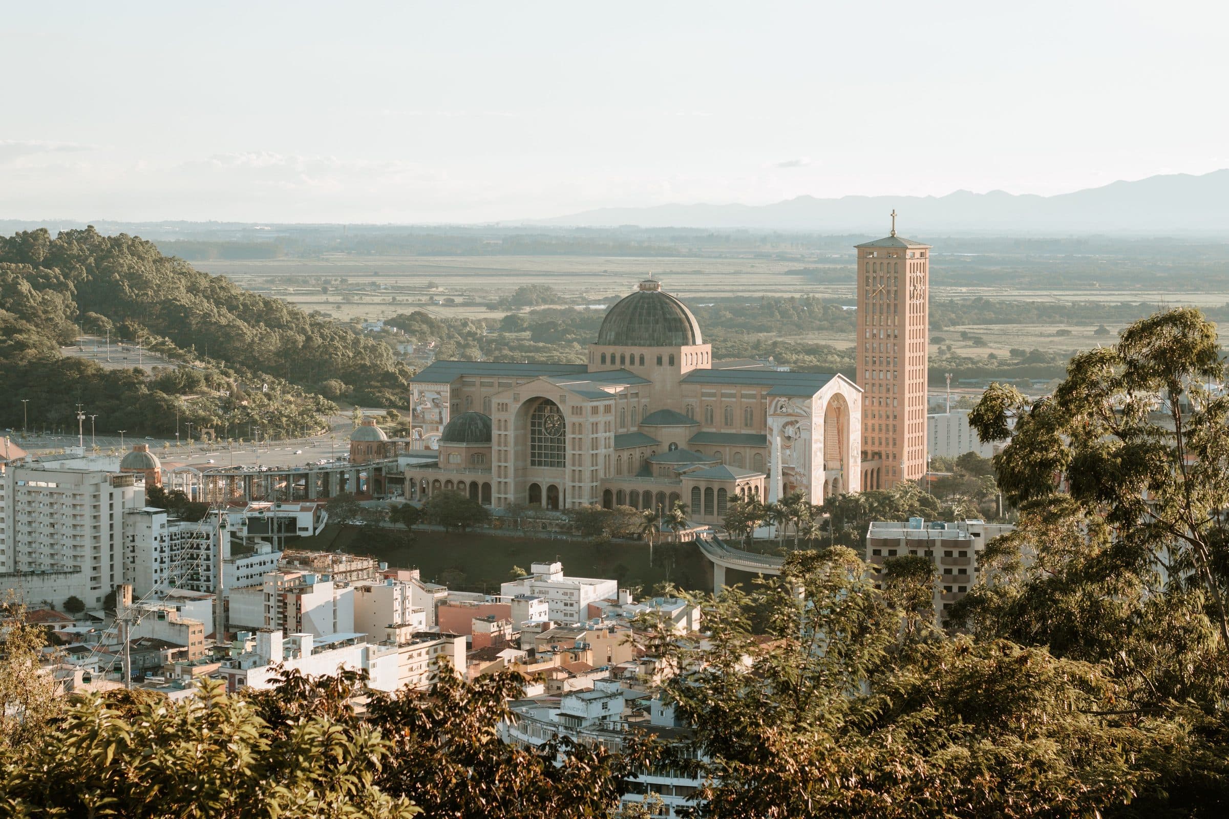 Vista aérea da Basílica de Nossa Senhora Aparecida em Aparecida cercada por vegetação