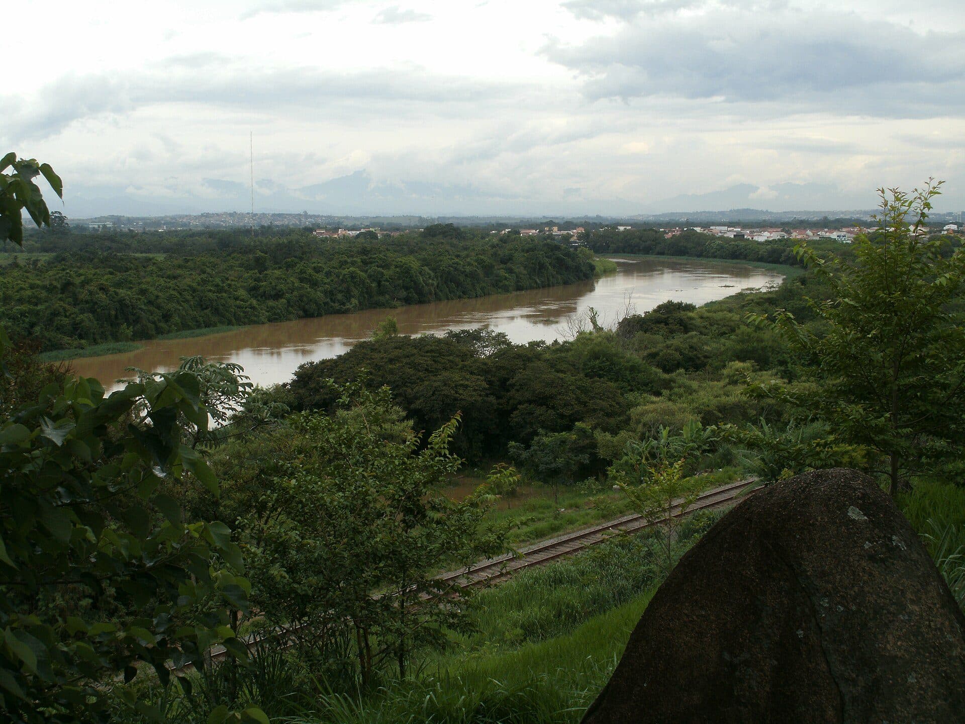 Vista panorâmica a partir do Mirante da Pedra em Aparecida, São Paulo