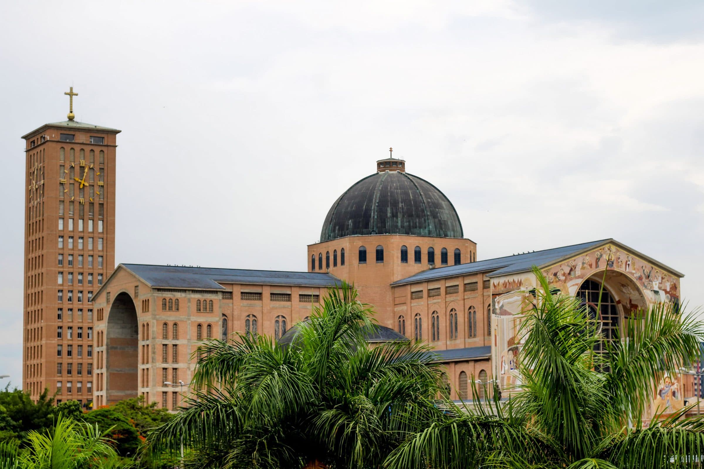 Vista da Basílica do Santuário Nacional de Nossa Senhora Aparecida no Brasil