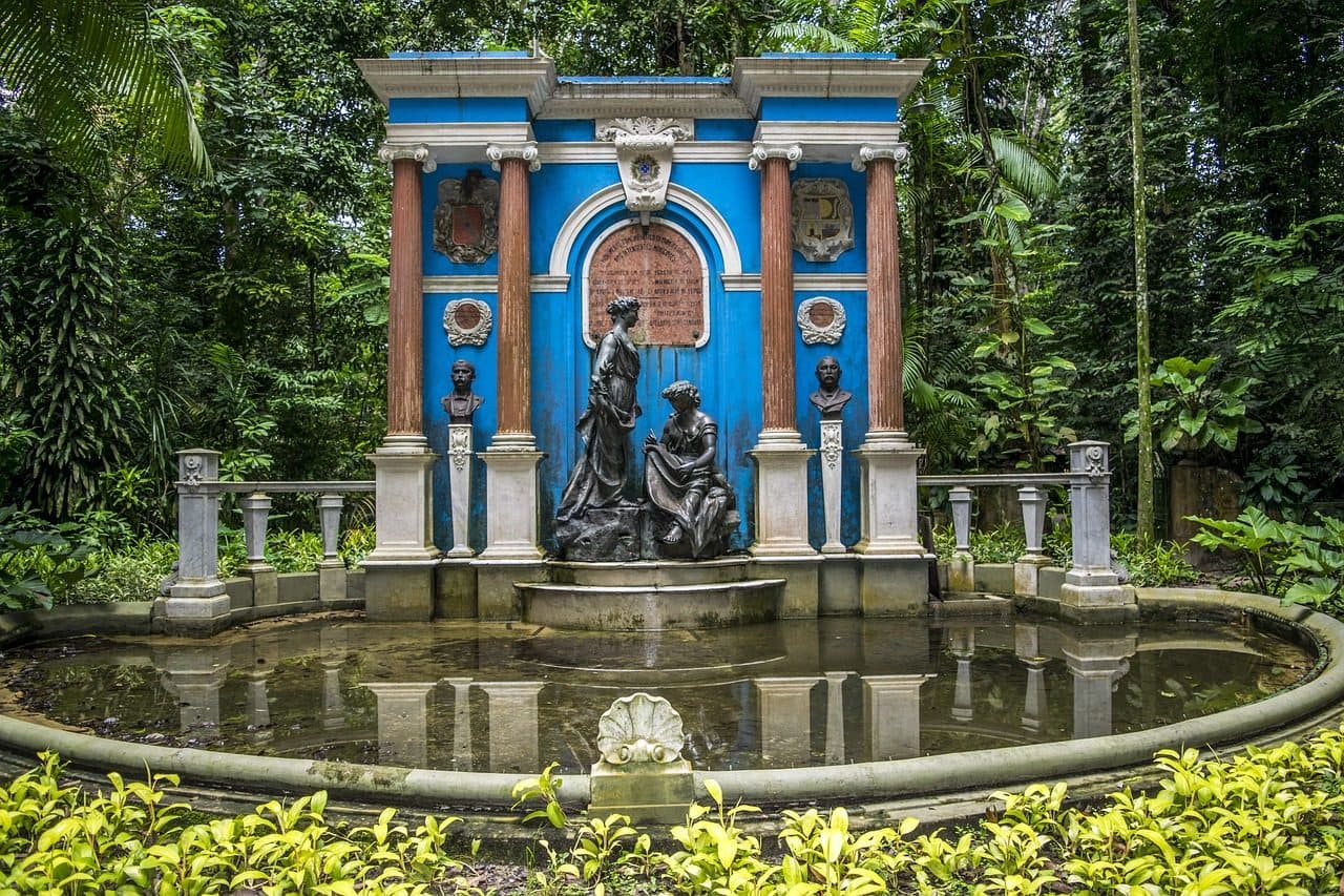 Parque urbano com árvores, vegetação amazônica e lago em Belém do Pará