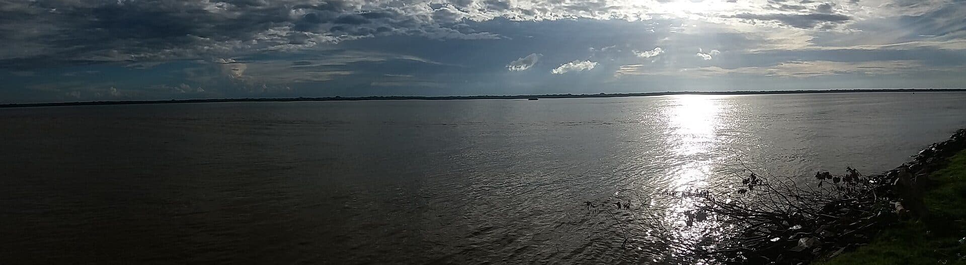 Vista da orla do Portal da Amazônia às margens do Rio Guamá em Belém