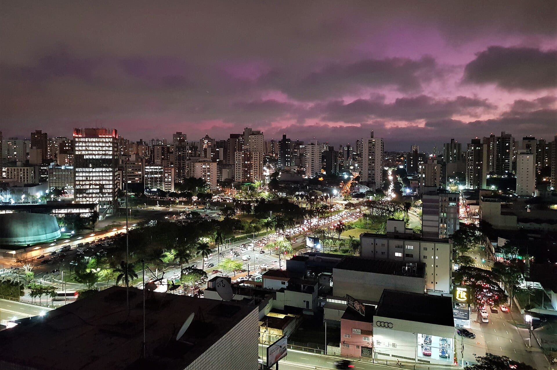 Vista noturna do horizonte urbano da cidade de Santo André