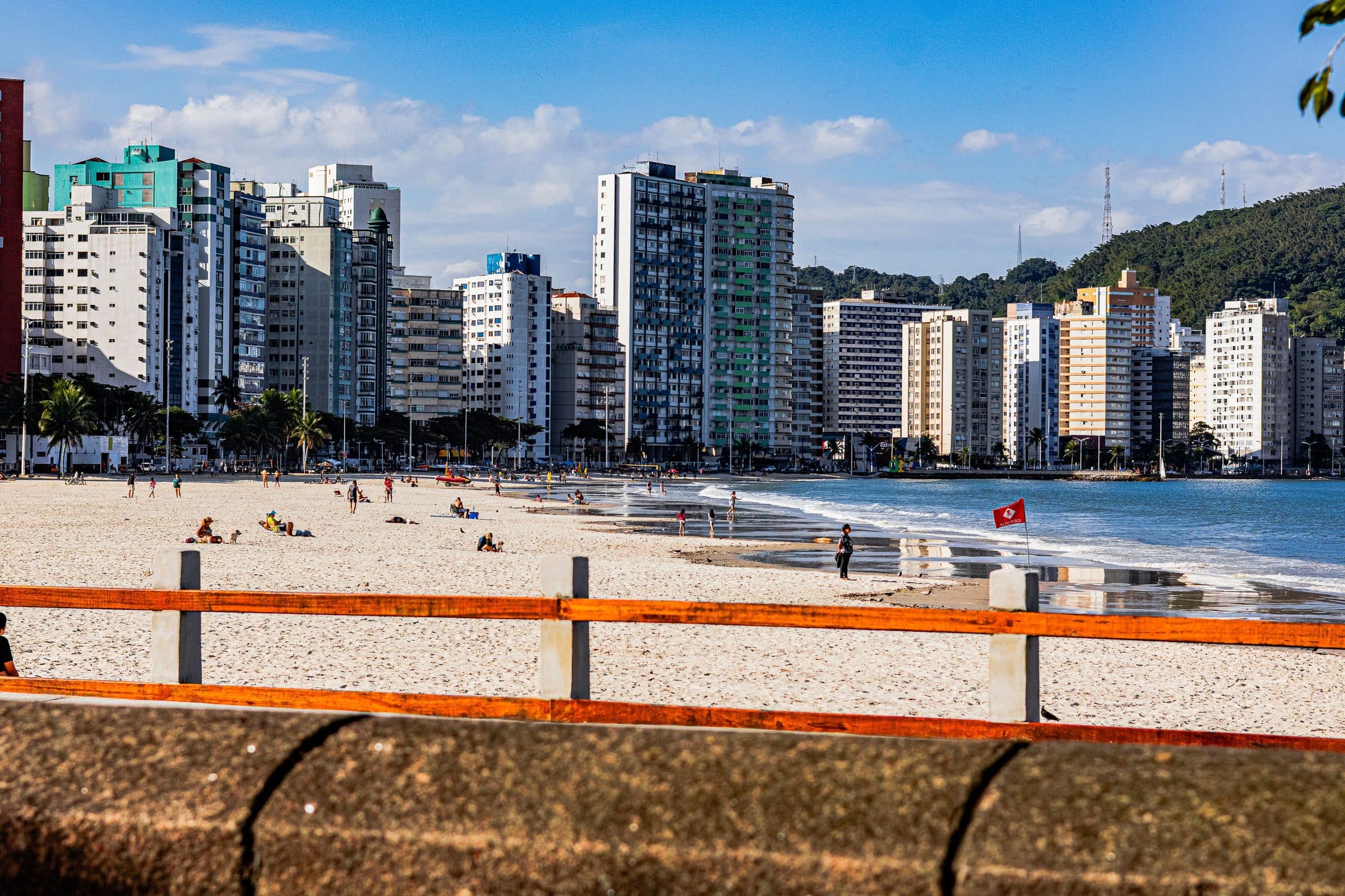 Vista da praia de Santos em São Paulo com prédios altos e orla movimentada