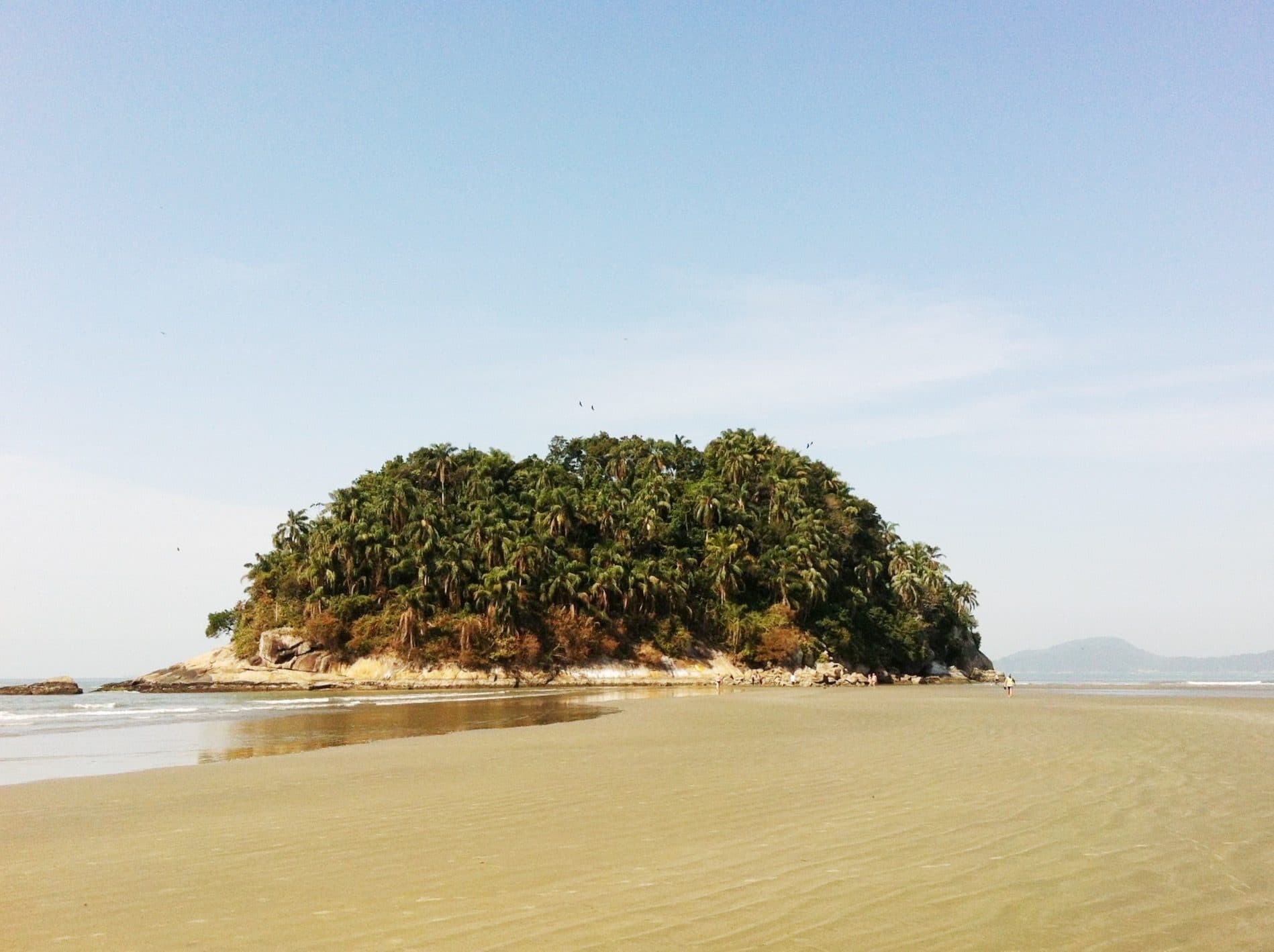Vista da Ilha de Urubuqueçaba cercada pelas águas do mar