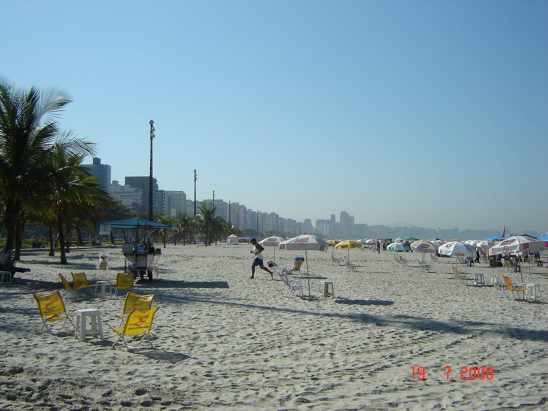 Vista da orla e da faixa de areia da Praia do José Menino
