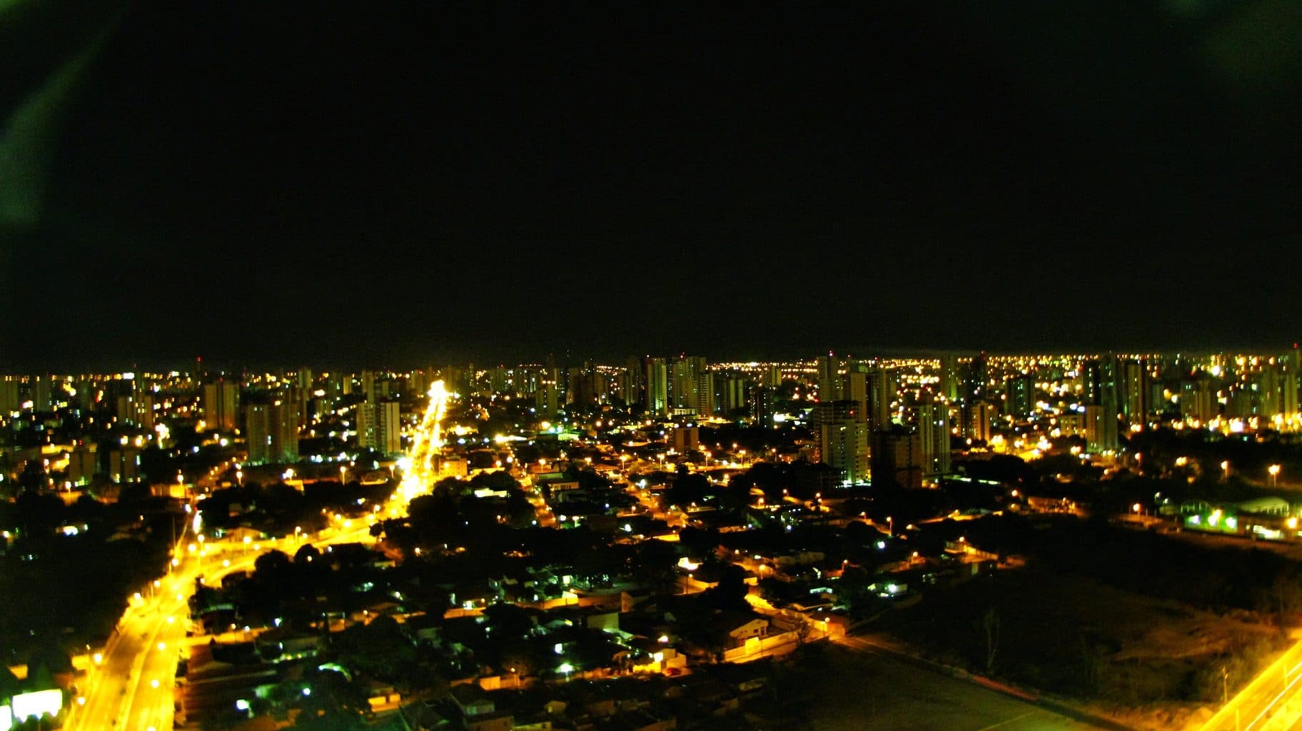 Vista noturna da cidade de Teresina iluminada