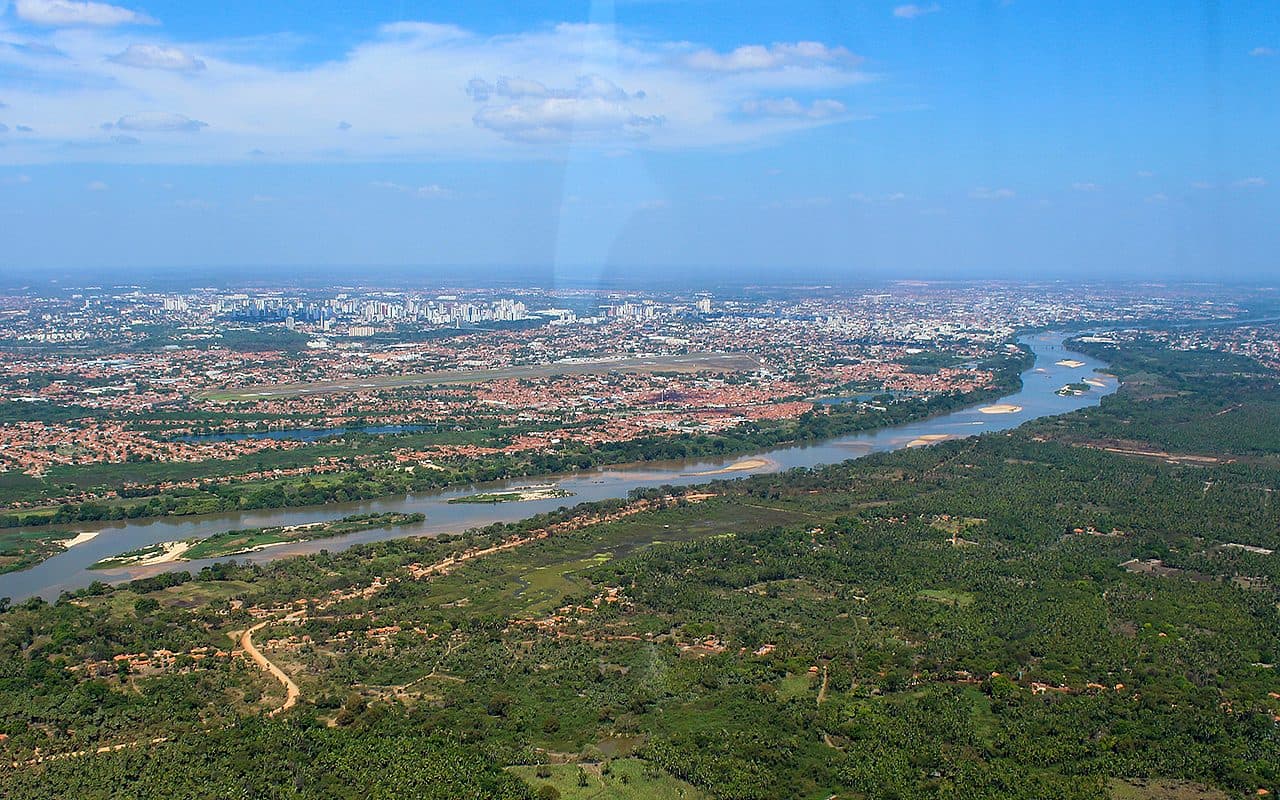 Vista do Rio Parnaíba passando pela cidade de Teresina no Piauí