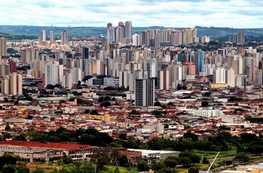Vista da paisagem urbana com prédios em Ribeirão Preto