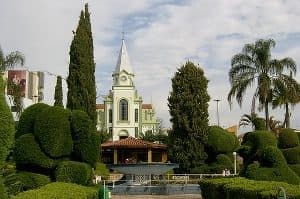 Praça Prefeito Mário Zucato com o Santuário de Nossa Senhora da Medalha Milagrosa ao fundo em Monte Sião