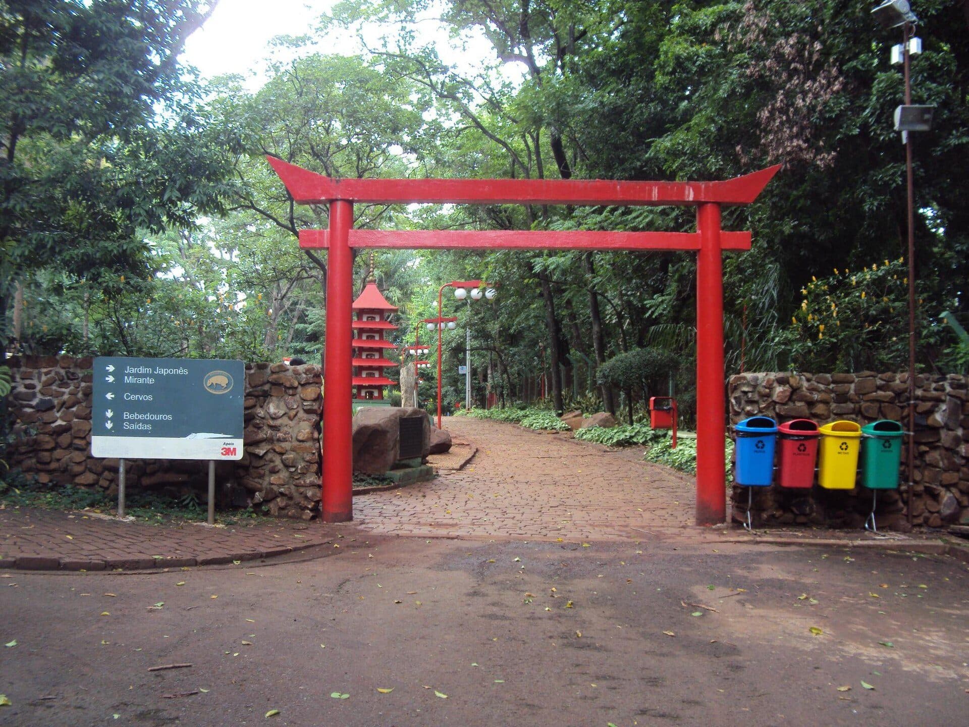 Paisagismo tradicional com árvores e plantas em um Jardim Japonês