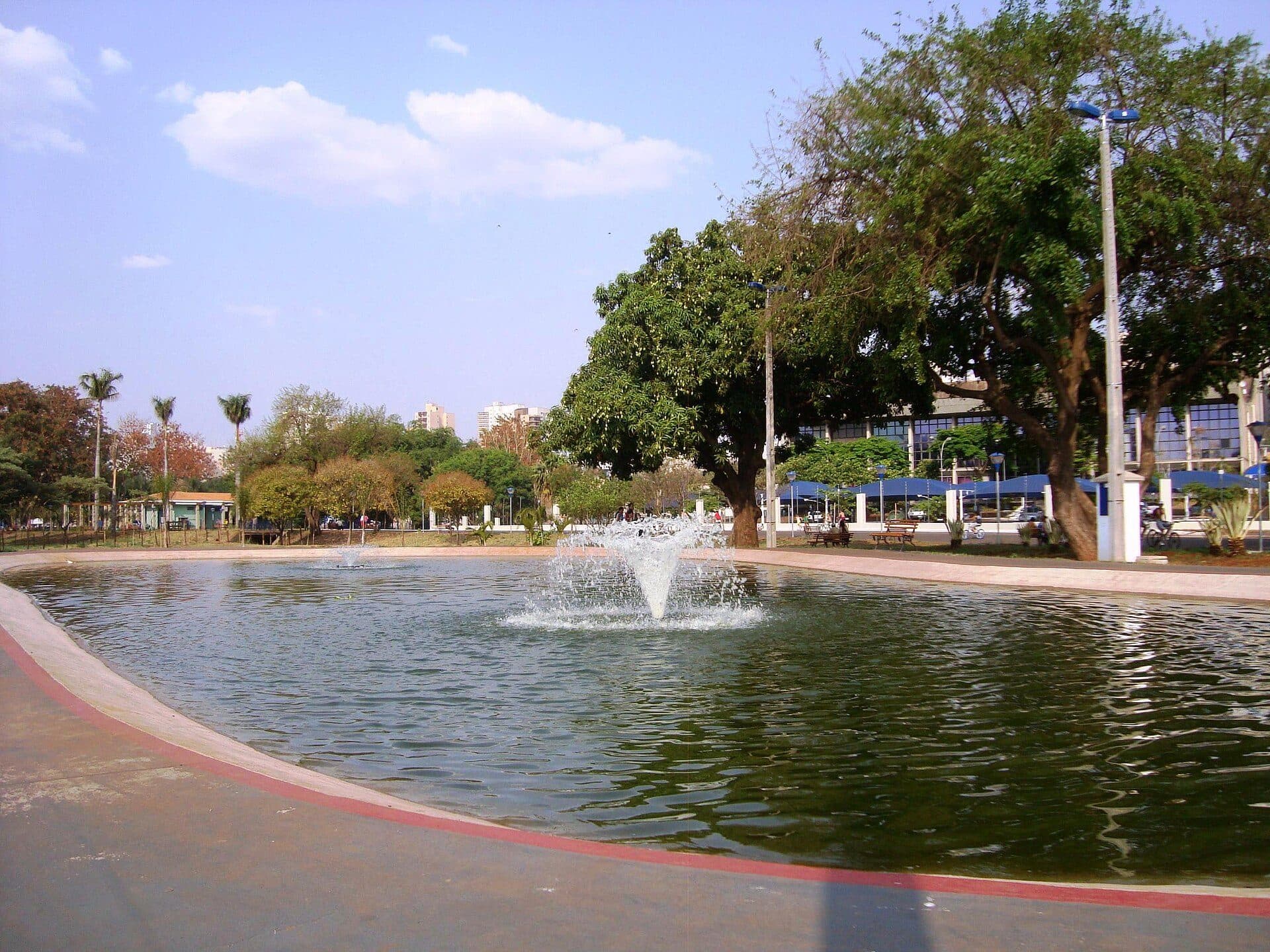 Fonte de água em destaque no Parque Maurílio Biagi