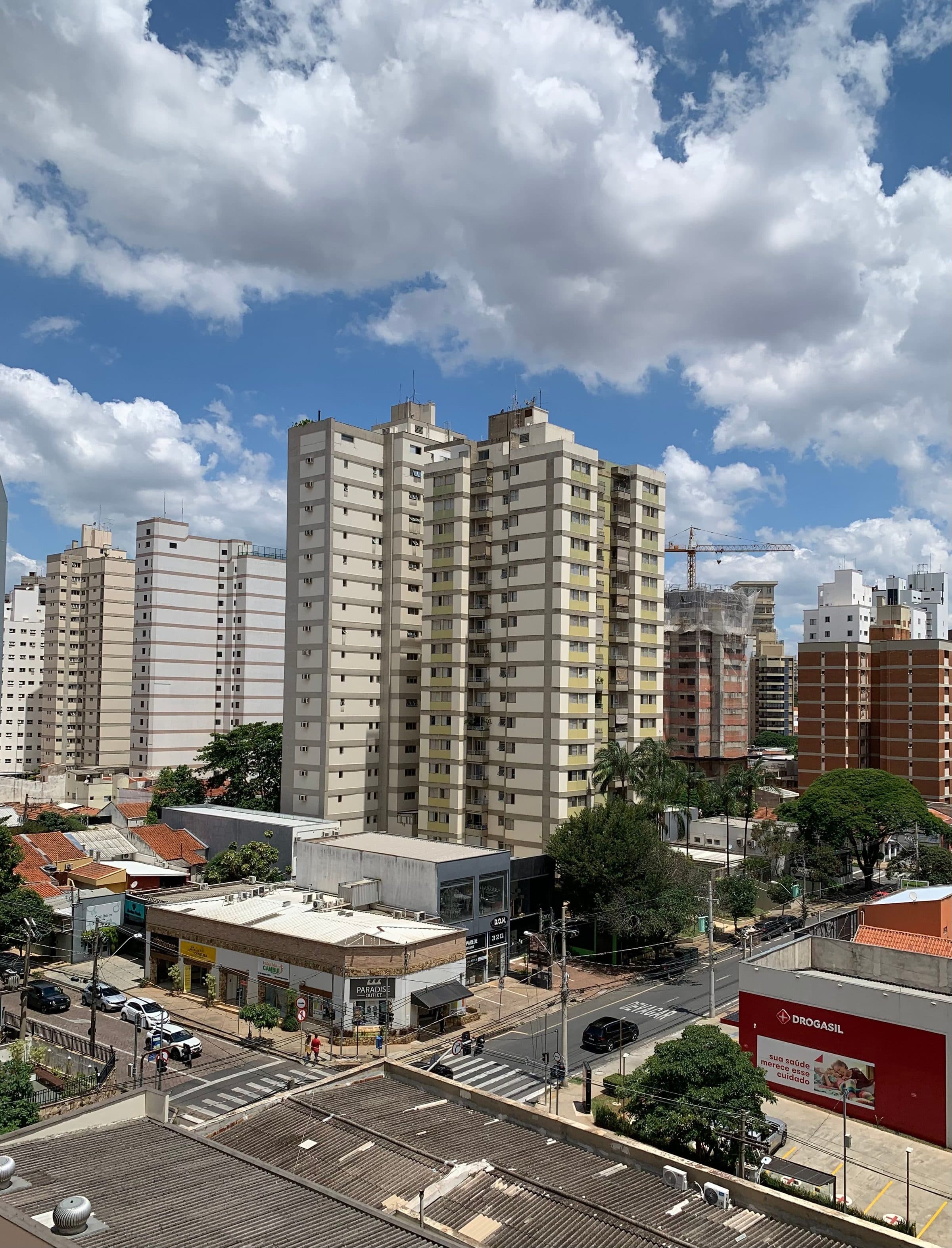 Vista aérea de Campinas com edifícios modernos sob céu com nuvens