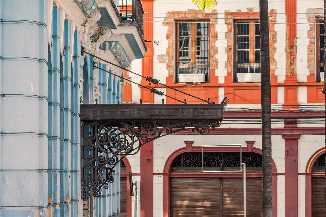 Fachada do edifício histórico do Jockey Club Campinas com arquitetura em azul e branco