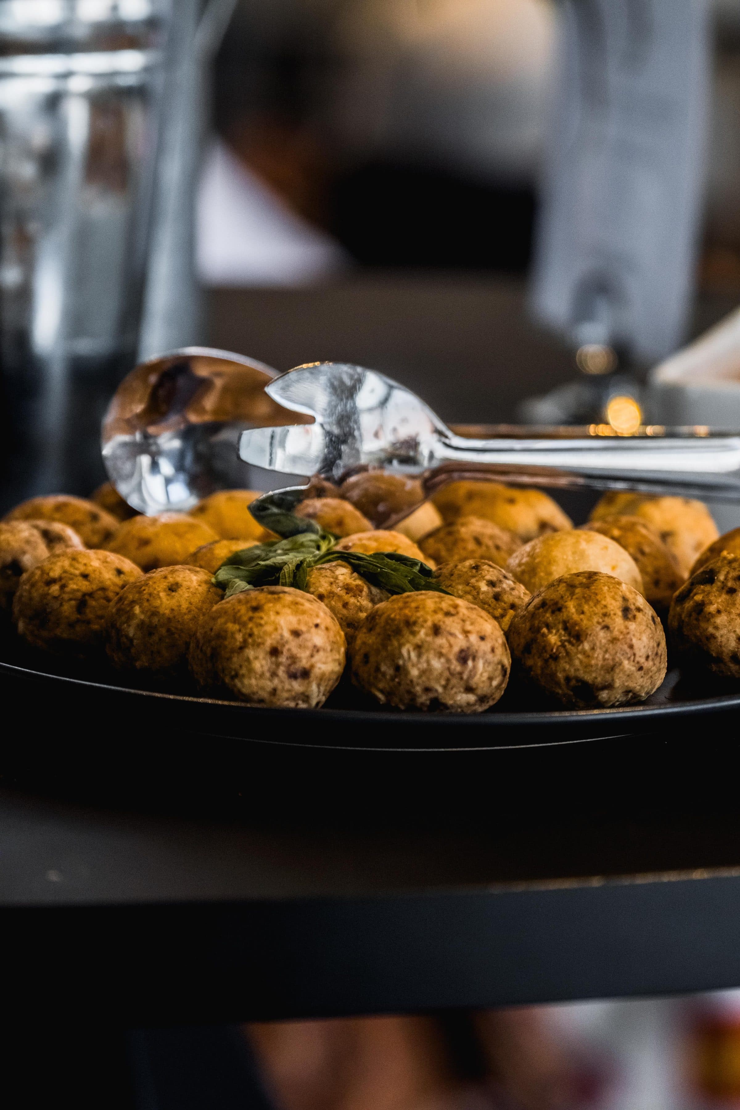 Prato de batatas decorado com ervas servido em mesa de restaurante