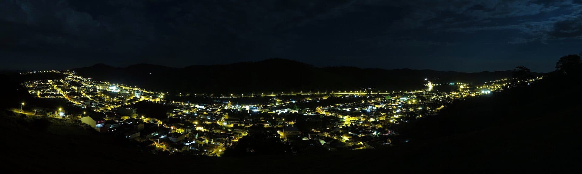 Vista panorâmica da cidade de Camanducaia durante a noite