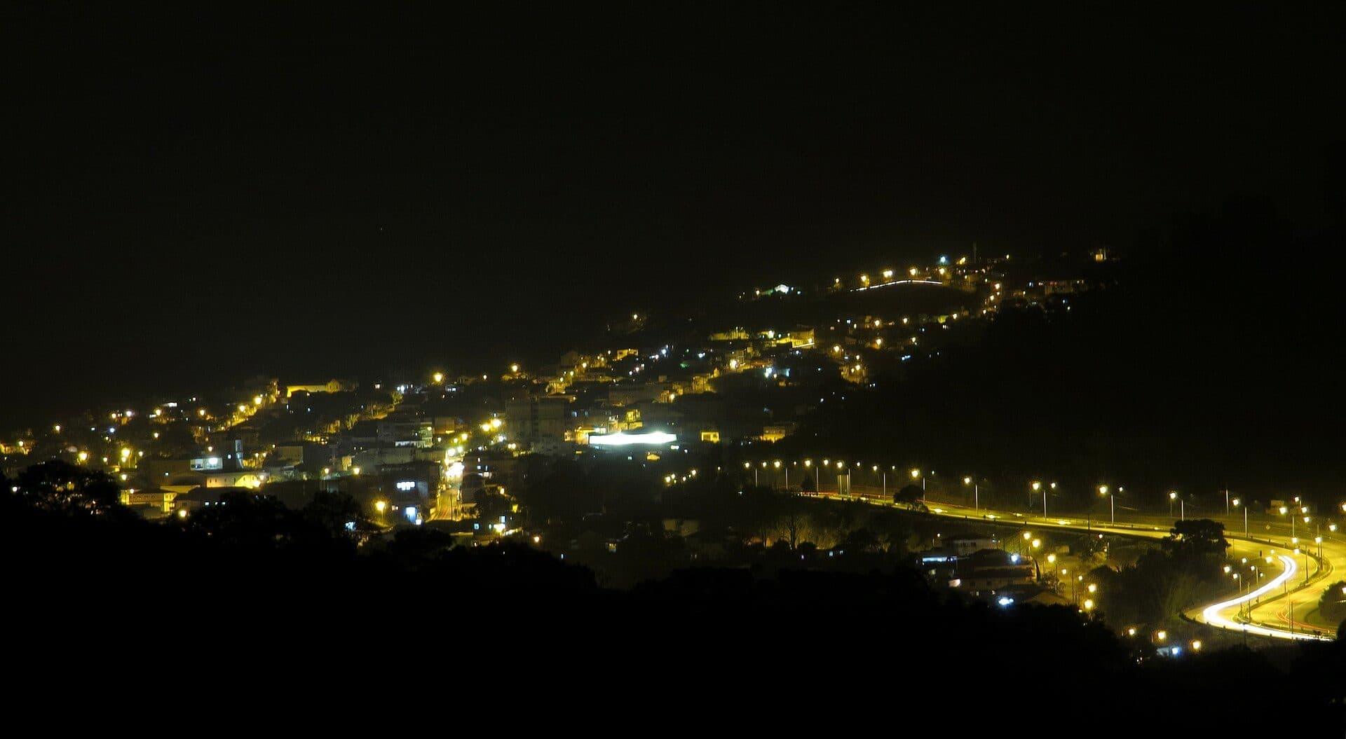 Vista noturna da cidade de Camanducaia iluminada