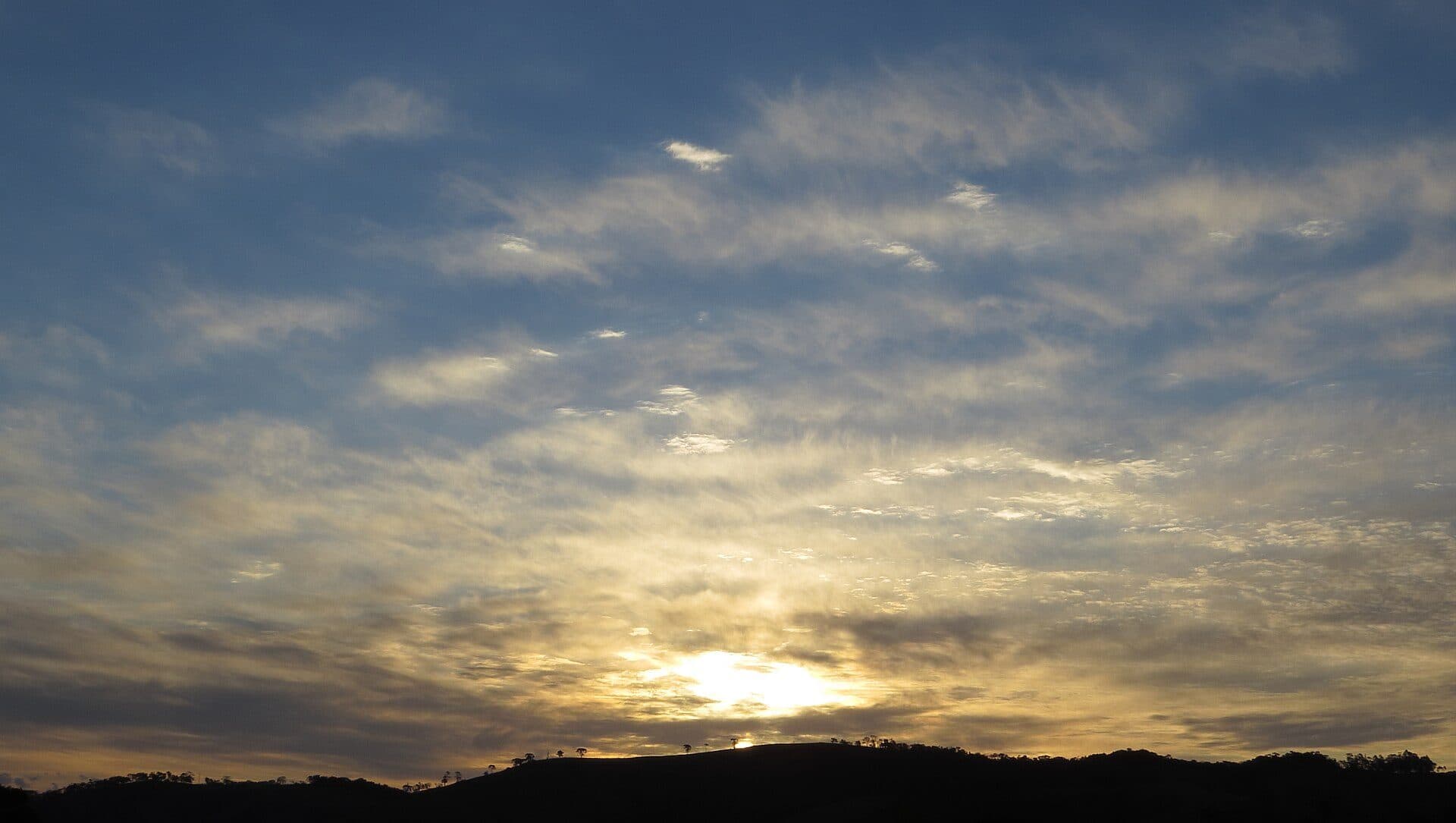 Pôr do sol no horizonte em Camanducaia