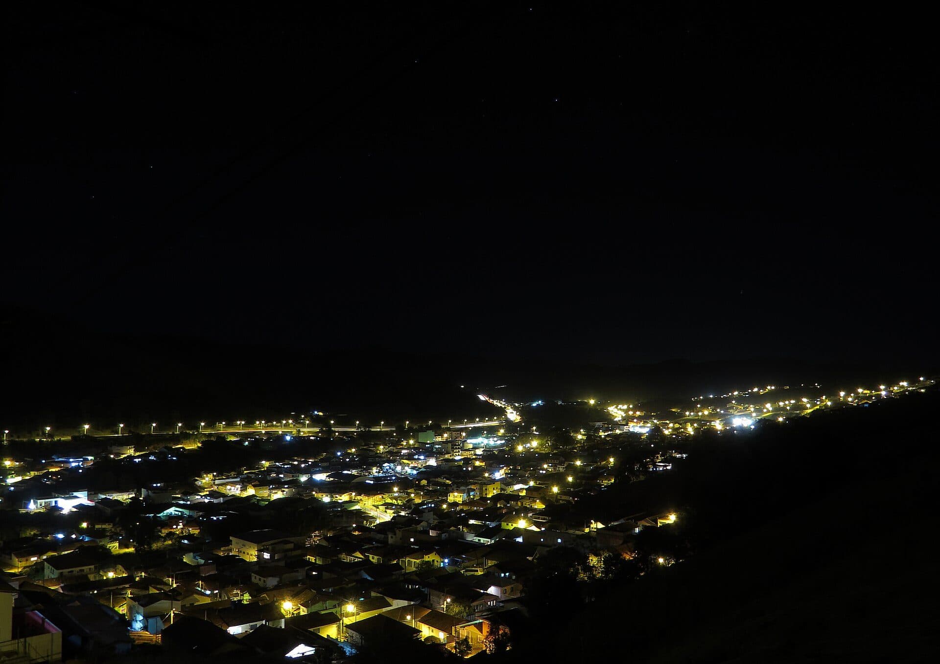 Vista noturna da cidade de Camanducaia