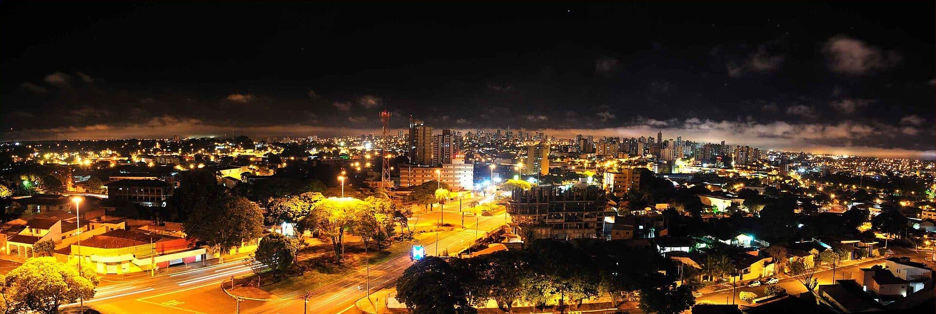 Vista noturna da cidade de Campo Grande iluminada