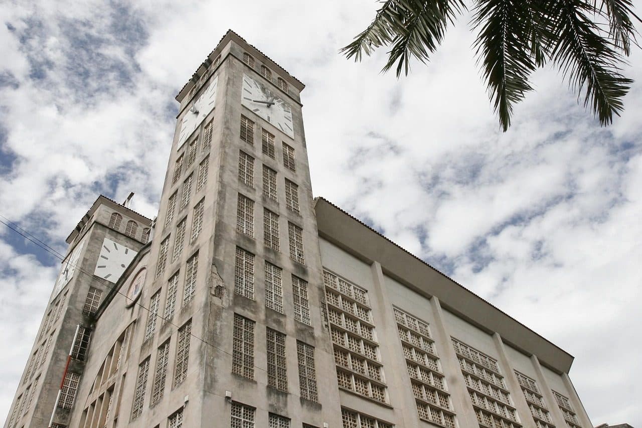 Vista da cidade de Cuiabá com edifícios comerciais e áreas verdes sob o céu