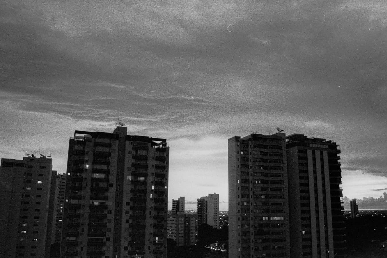 Fotografia analógica em preto e branco da cidade de Cuiabá, Mato Grosso