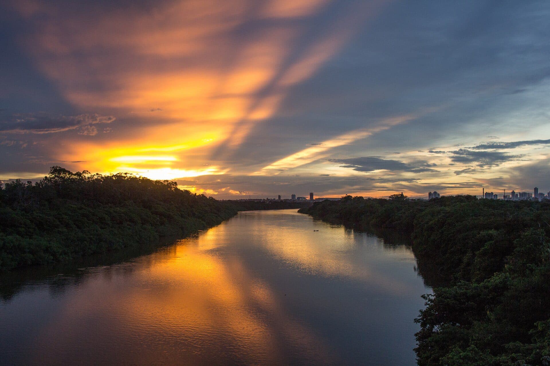Vista ampla das águas e do curso do Rio Cuiabá