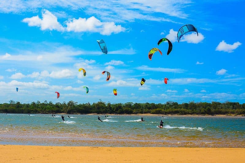 Pessoa praticando esporte aquático em um rio em Boa Vista, Roraima