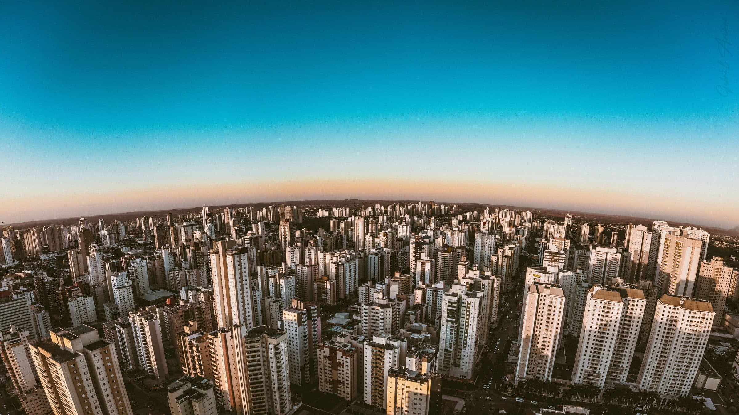 Vista aérea de Goiânia com edifícios altos sob céu limpo