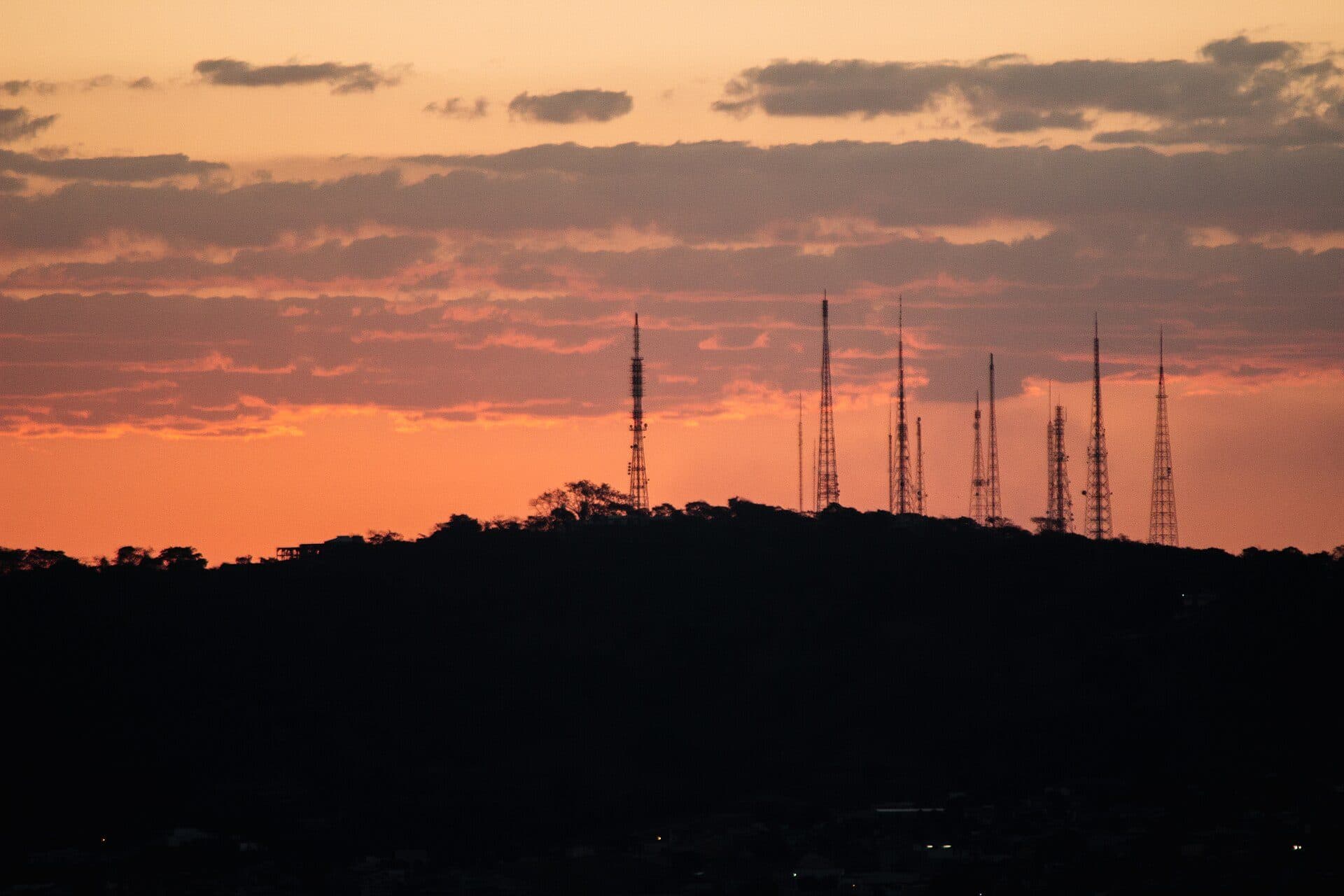 Torres de televisão e telefonia no Morro do Mendanha em Goiânia