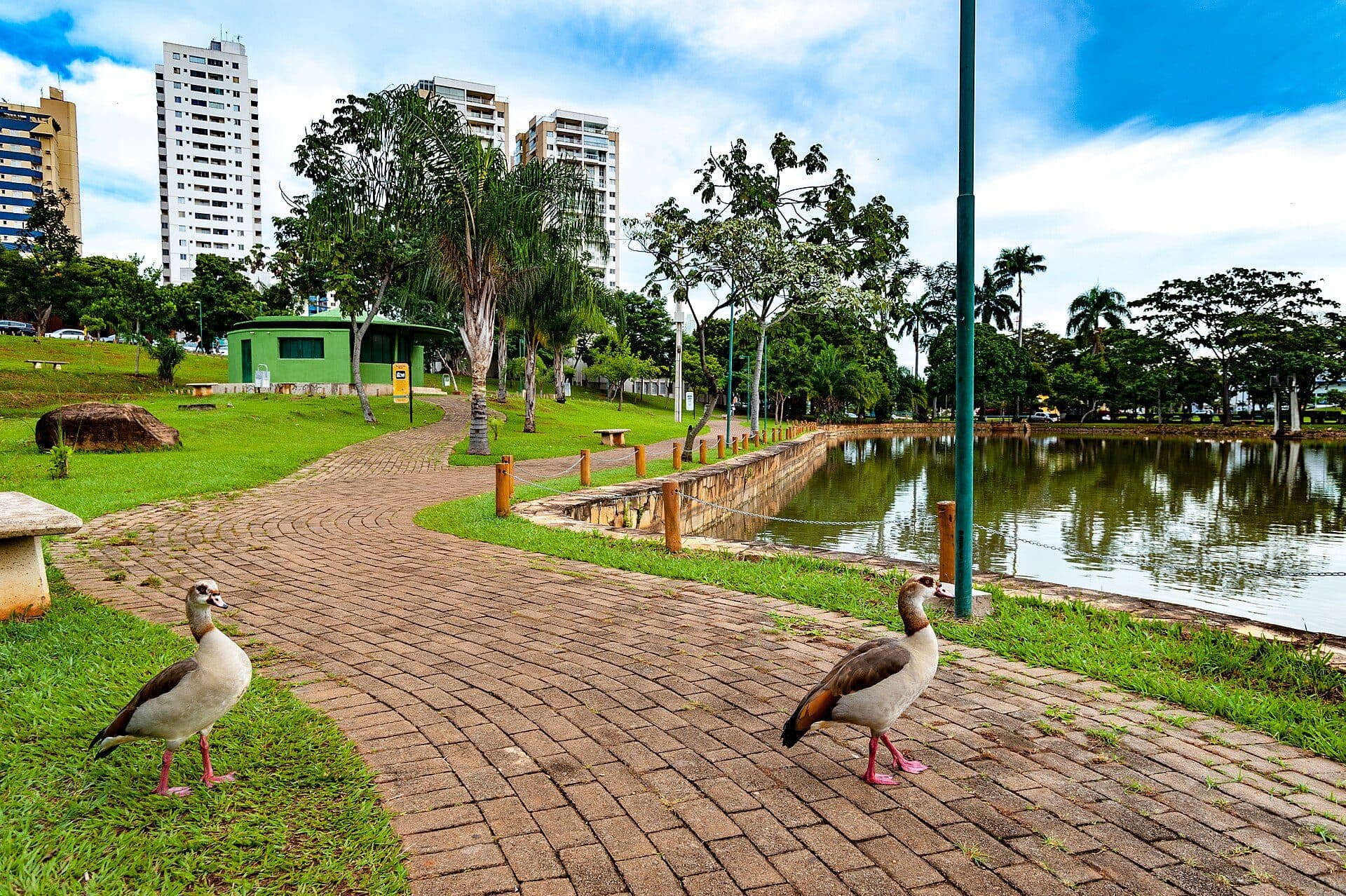 Vista da Alameda das Rosas no Parque Lago das Rosas em Goiânia, Goiás