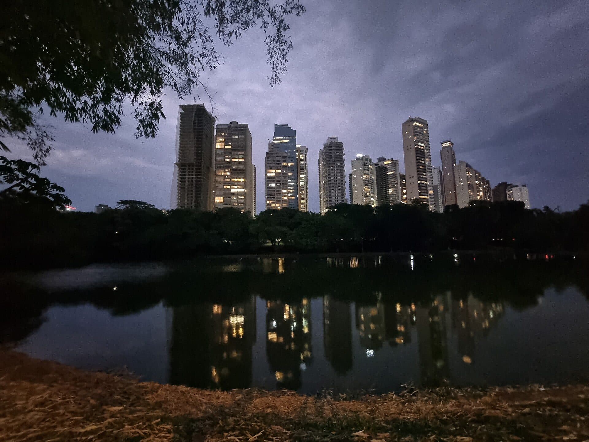 Vista do Parque Areião no início da noite em Goiânia