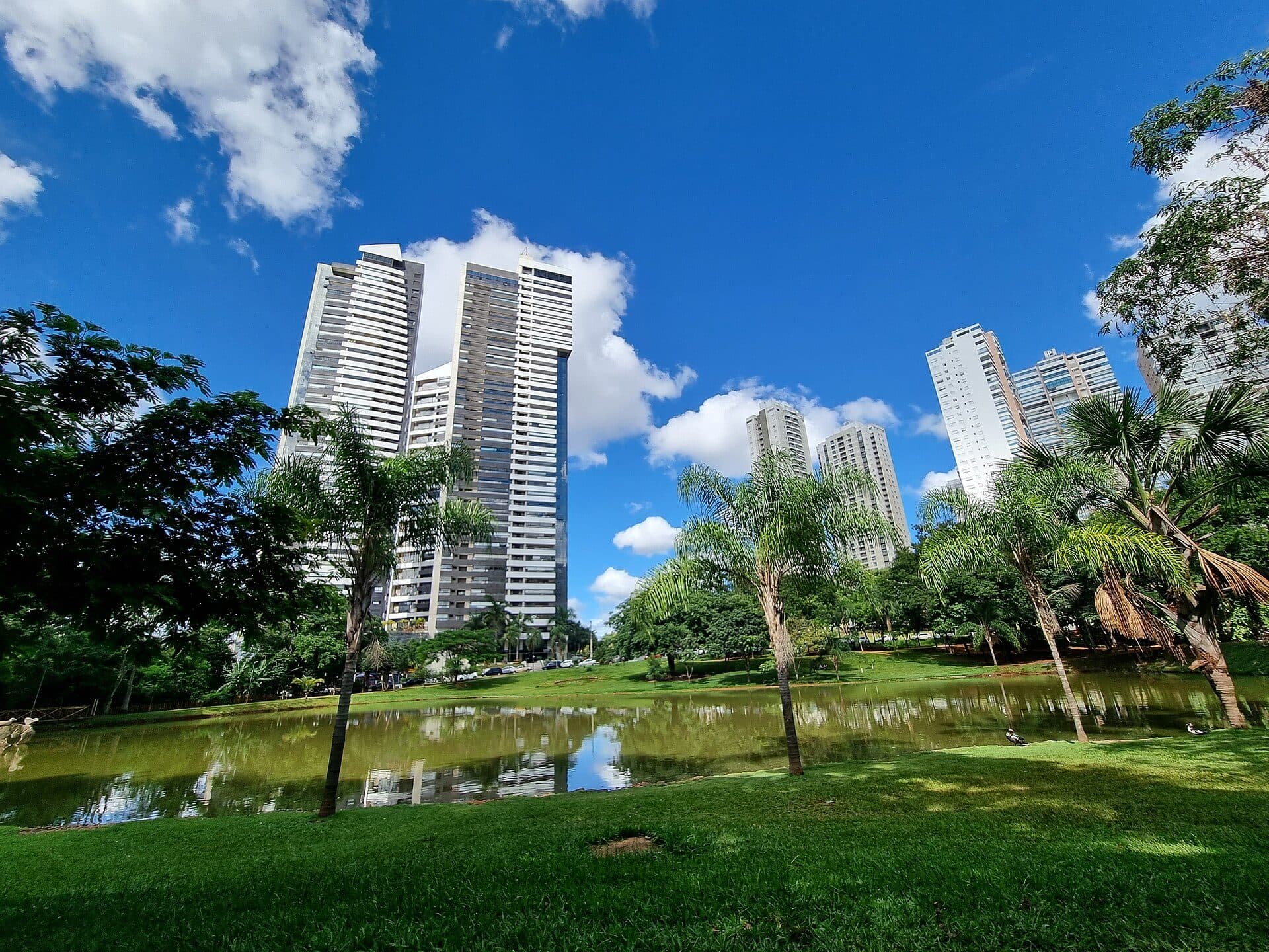 Vista da área verde do Parque Flamboyant em Goiânia