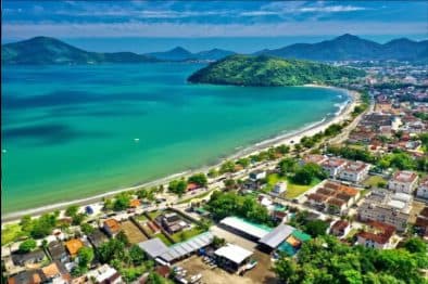 Vista aérea da cidade e das praias de Ubatuba