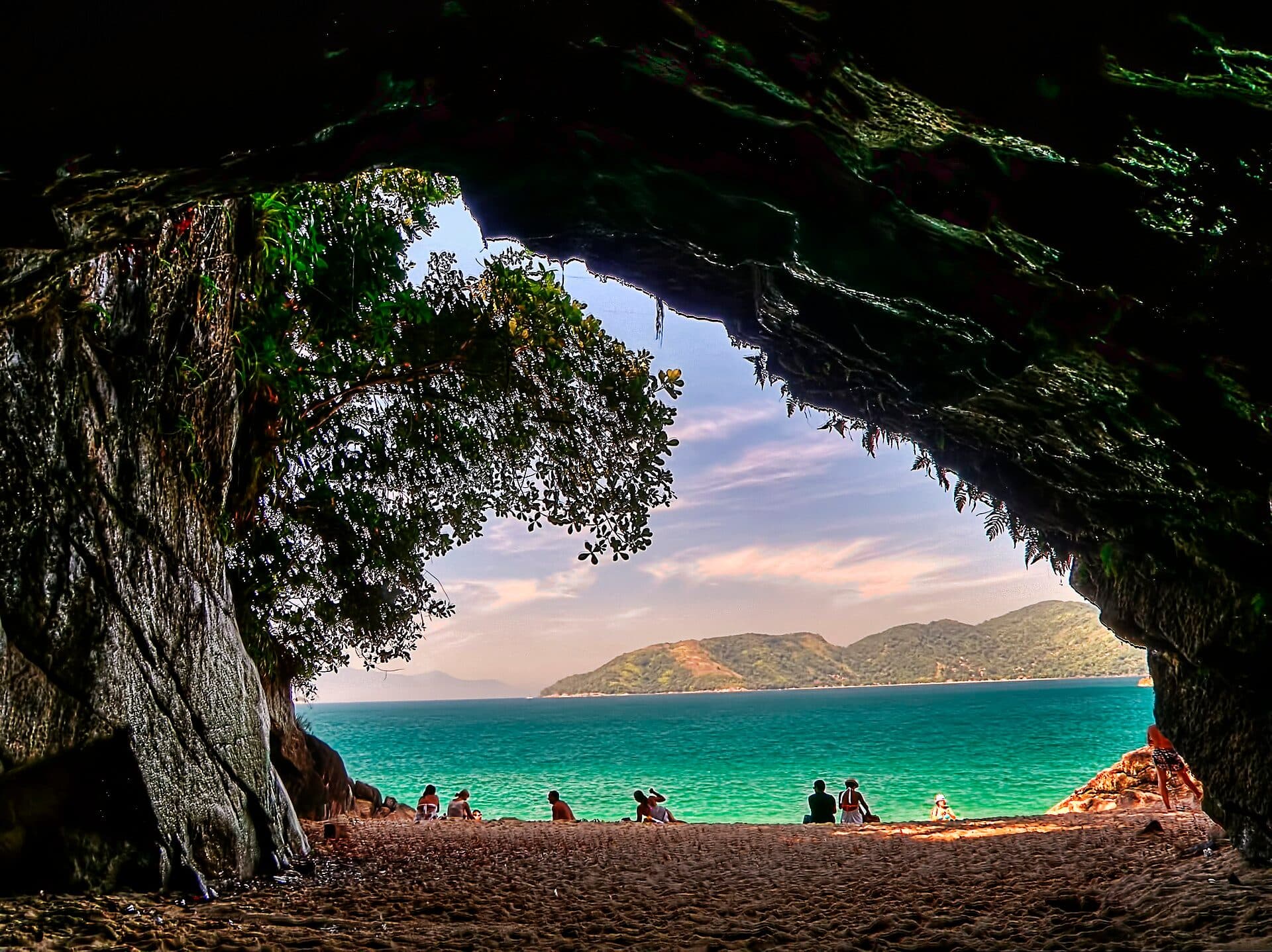 Vista da Gruta que Chora com suas formações rochosas