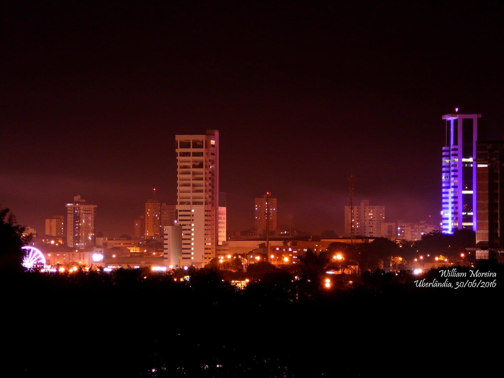 Vista da cidade de Uberlândia durante a noite